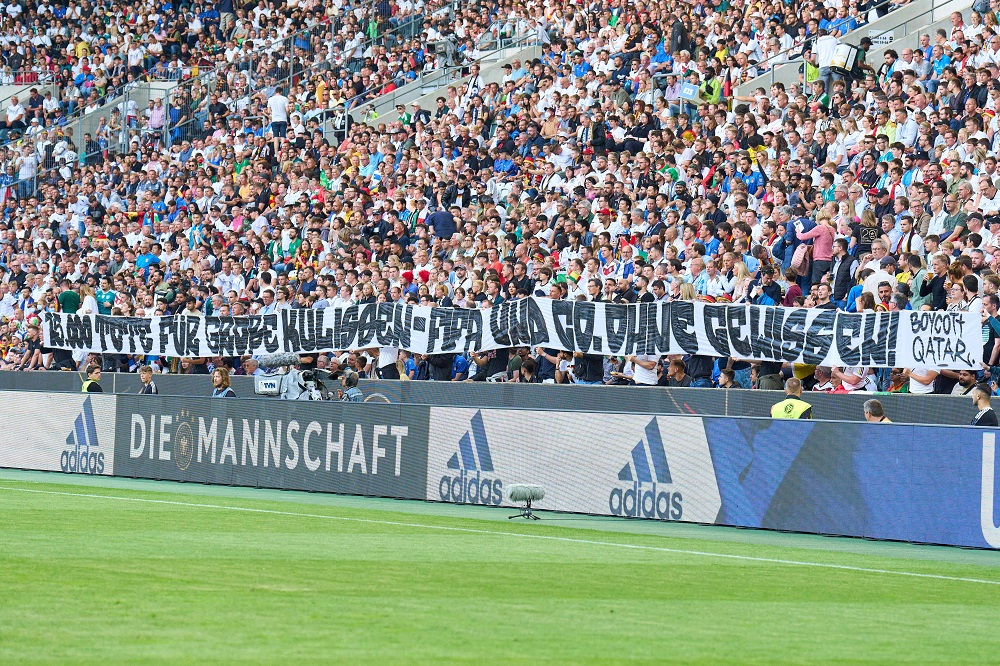Deutsche Fans protestieren gegen die Fußball WM in Katar